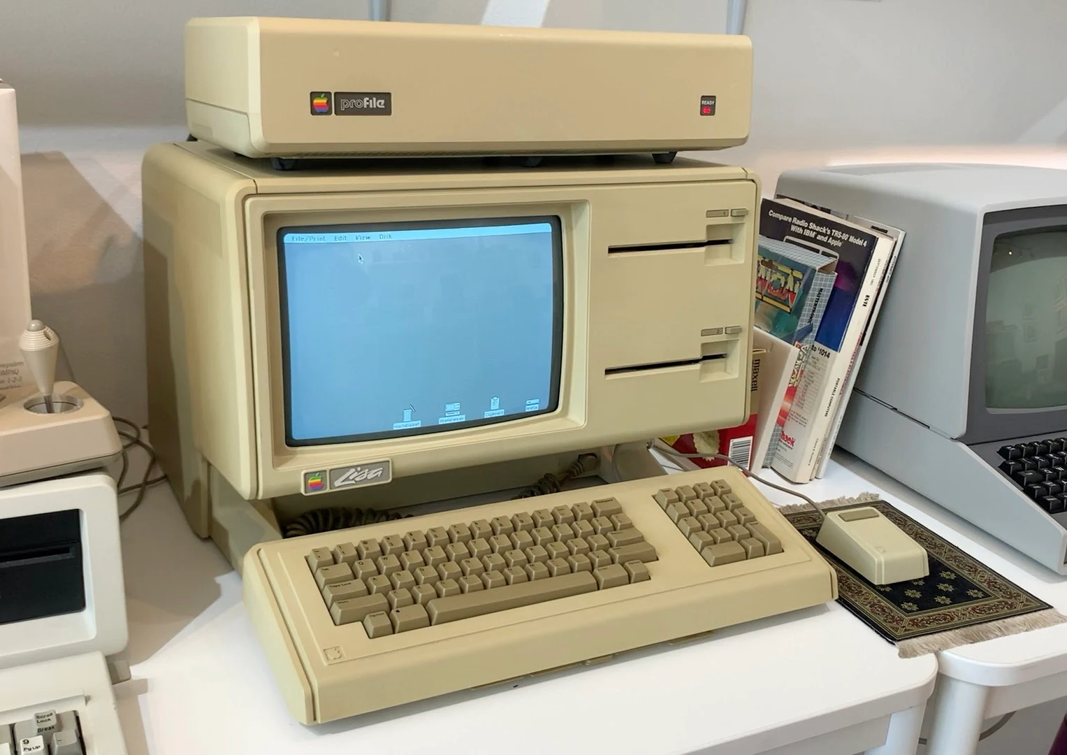 1983 Apple Lisa computer displaying its graphical interface.