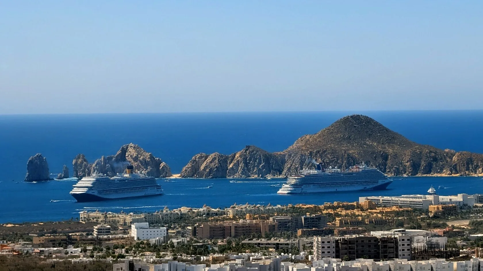 Panorámica de la bahía de Cabo San Lucas y el Arco.