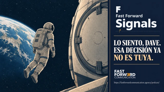 Un astronauta flota junto a la compuerta cerrada de una estación espacial, con la Tierra al fondo. Panel azul con «Fast Forward Signals», «Lo siento, Dave. Esa decisión ya no es tuya.», la marca Fast Forward Communication y la URL del pódcast.